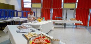 Mise en place d'un cocktail dans une salle
